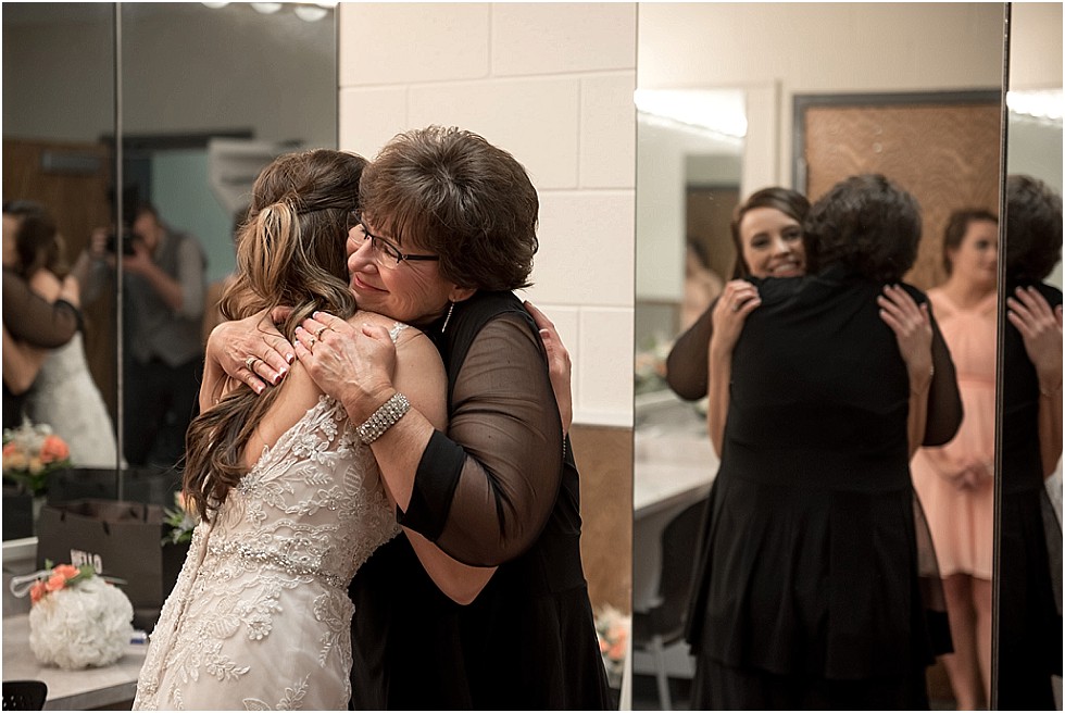 bride giving mom hug before first look photos